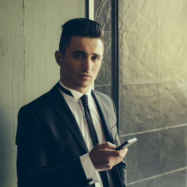 Man in suit with smartphone  - Fotografie, Obrázek
