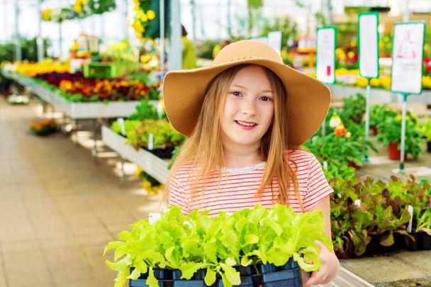園芸用品センターで野菜苗を買う子供女の子 - 写真・画像