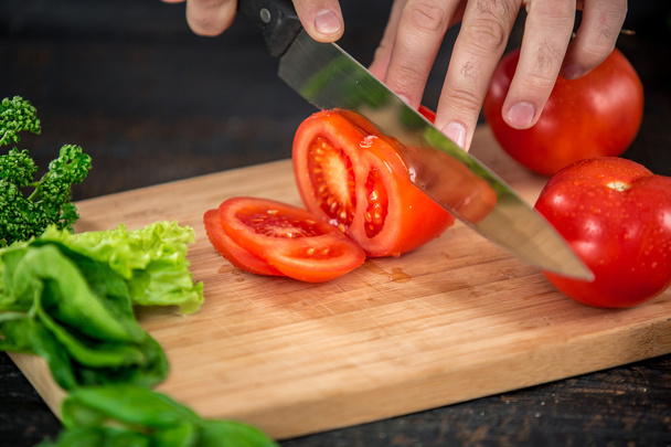 Erkek kesme sebze salatası için eller - Fotoğraf, Görsel