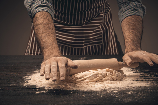 Male hands knead the dough. - Foto, Bild