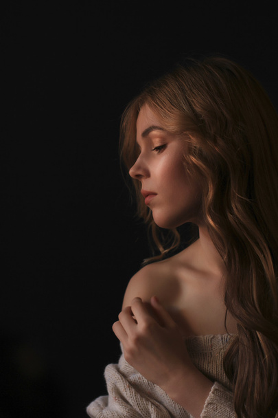 Portret zmysłowej kobiety blondynka w cieniu - Zdjęcie, obraz