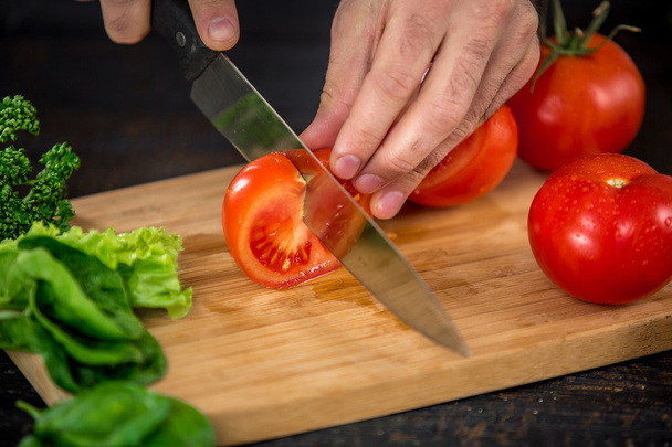 Samec ruce řezání zeleninu na salát - Fotografie, Obrázek