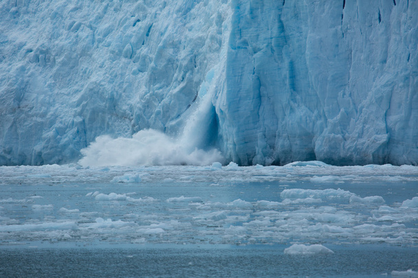 gelo glacial atingindo a água
 - Foto, Imagem