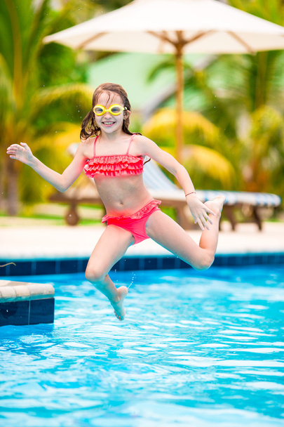 Маленькая счастливая очаровательная девушка в открытом бассейне - Фото, изображение