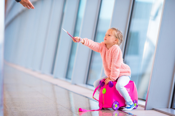 Adorable little girl in airport have fun waiting for boarding - Foto, Bild