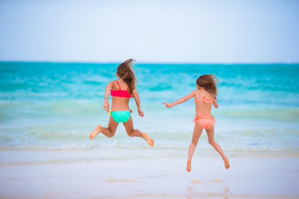 Niños divirtiéndose en la playa tropical durante las vacaciones de verano
 - Foto, Imagen