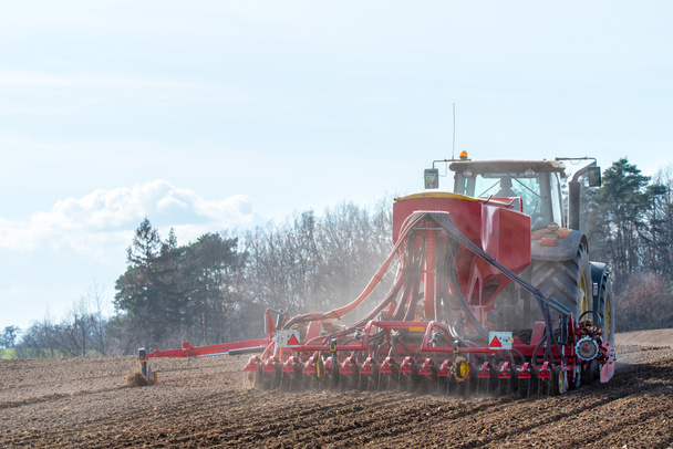 Tractor harrowing the field - Foto, Bild