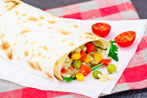 Burrito, Shawarma Lavash au poulet et légumes
 - Photo, image