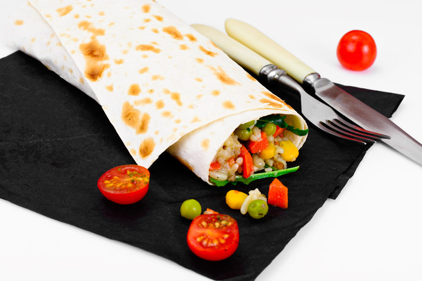 Burrito, shoarma Lavash met kip en groenten - Foto, afbeelding