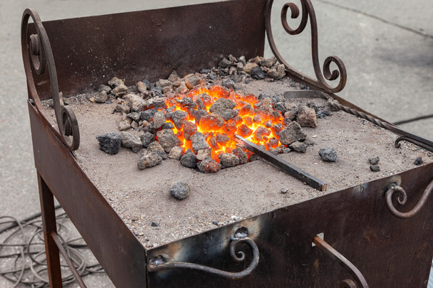 Forger le feu dans les forgerons où les outils en fer sont fabriqués
  - Photo, image