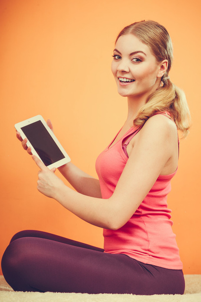 woman using computer tablet - Foto, imagen