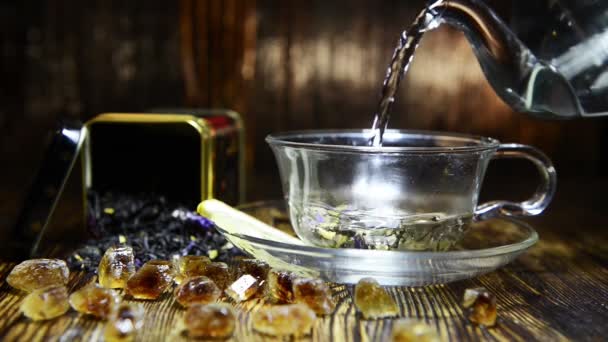 infuser le thé dans une tasse en verre sur un fond en bois
 - Séquence, vidéo