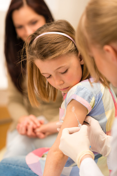 Il pediatra di vaccinazione infantile applica l'iniezione
 - Foto, immagini