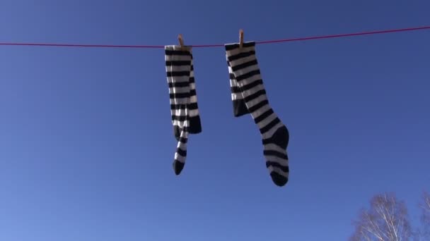 Pruhované ponožky sušení - Záběry, video