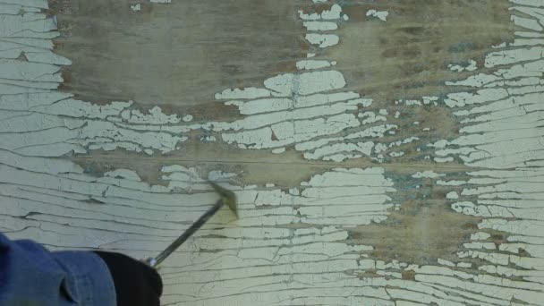 Εργαζόμενος τρίψιμο μακριά ξεφλούδισμα μπογιάς, 4k - Πλάνα, βίντεο
