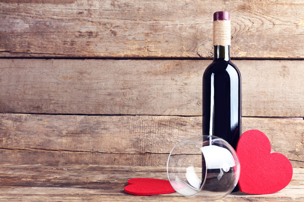 Czerwone serca z butelki wina i szkła - Zdjęcie, obraz
