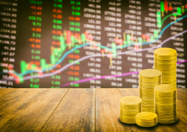 κέρμα stack σε ξύλο φόντο με Θάμπωμα φόντου χρηματιστηριακή αγορά, - Φωτογραφία, εικόνα