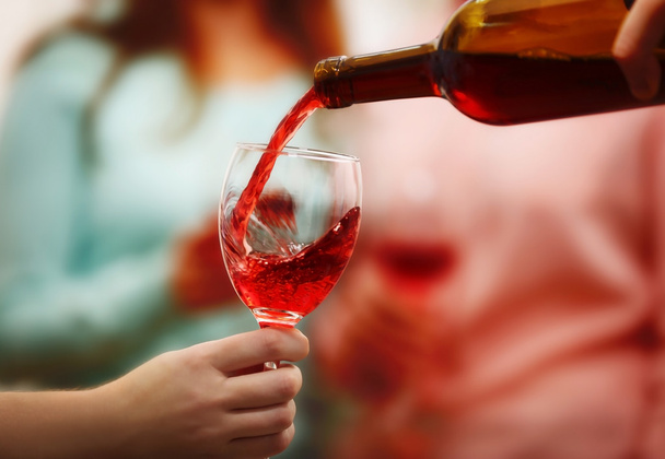 Gieten van rode wijn in glazen op kip-feest, close-up - Foto, afbeelding