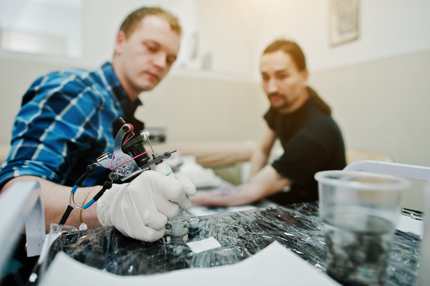 Tattoo master shall paint for tattoo - Fotoğraf, Görsel