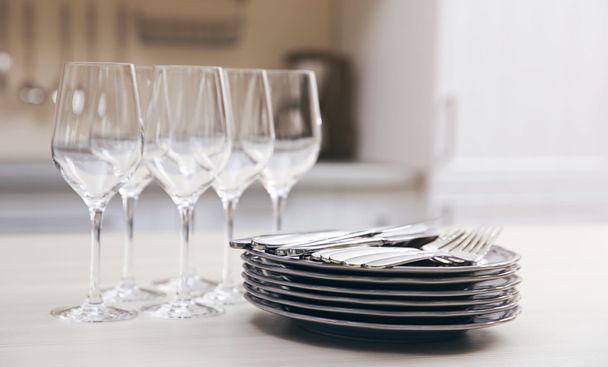 Prepared clean dishes for dinner party  - Foto, Bild