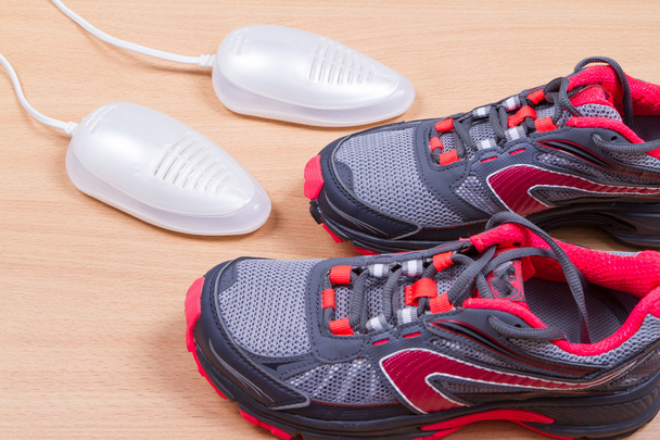 Elektrické ultrafialové obuvi a tenisky. - Fotografie, Obrázek
