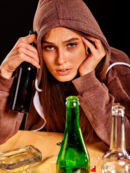Betrunkenes Mädchen mit grüner Glasflasche Wodka. - Foto, Bild