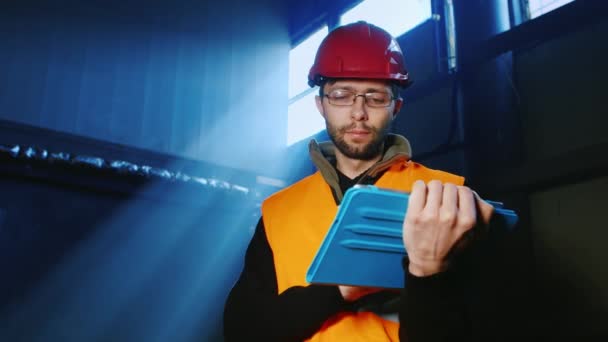 Bir mühendis bir kask içinde portresi: tablet ile çalışır - Video, Çekim