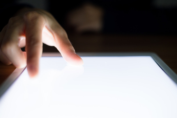 Vrouw aanraken van het scherm van digitale tablet - Foto, afbeelding