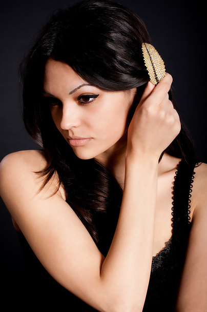 Portrait de belle jeune femme avec des bijoux en or
 - Photo, image