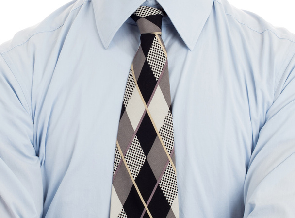 Άνδρα που φοράει ζαρωμένα μπλε πουκάμισο με γραβάτα, απομονωμένο - Φωτογραφία, εικόνα