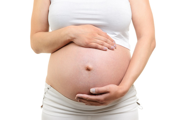 Imagen de una mujer embarazada tocándose el vientre con las manos - Foto, Imagen