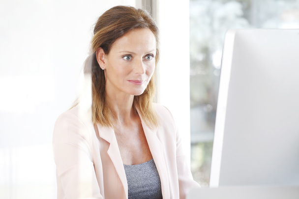 woman using her computer - Zdjęcie, obraz