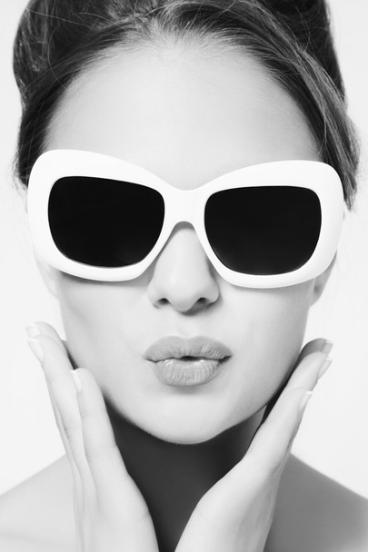 beautiful woman in vintage sunglasses - Фото, изображение