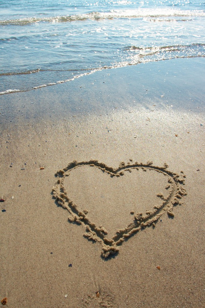 Сердце, нарисованное на песке, побережье
 - Фото, изображение