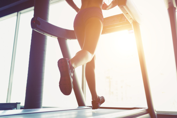 Fitness lány fut a futópad - Fotó, kép