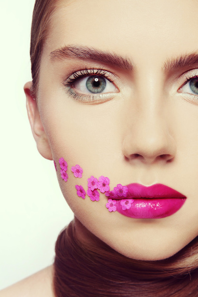 beautiful girl with fuchsia lipstick - Zdjęcie, obraz