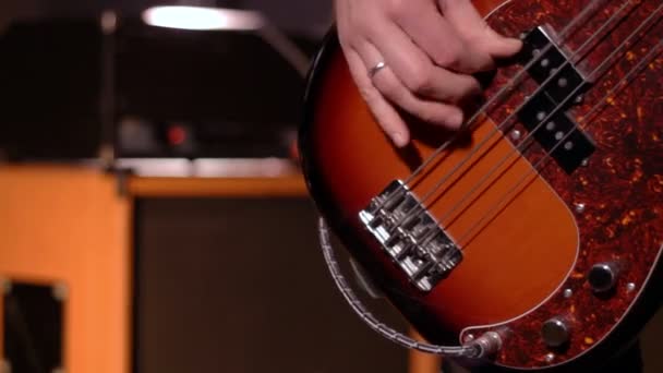Bassist. Close-up op een mannenhand bassist. - Video