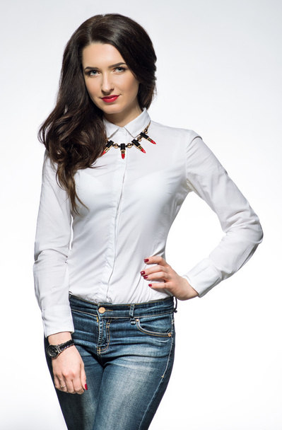 woman in white shirt and jeans - Zdjęcie, obraz