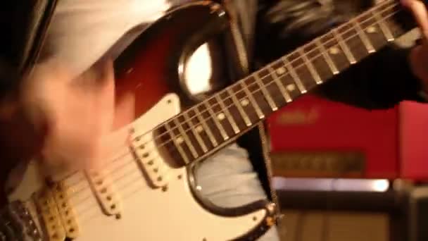 ギタリスト。男性でクローズ アップ手のエレク トリック ギターのハード再生と停止. - 映像、動画