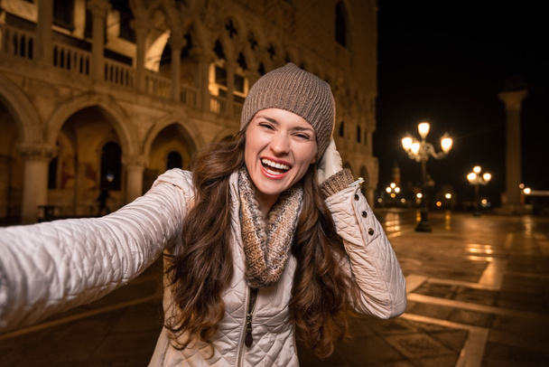 Χαρούμενη γυναίκα τουρίστρια παίρνοντας selfie στην πλατεία του Αγίου Μάρκου, Βενετία - Φωτογραφία, εικόνα