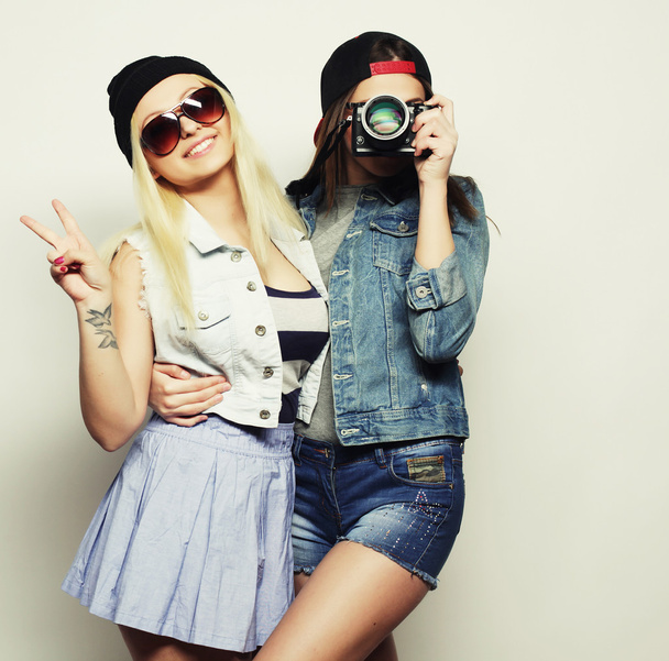 Dwie dziewczyny z kamerami w stylu hipster - Zdjęcie, obraz