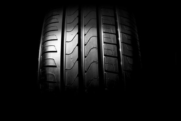 Gros plan sur les pneus de voiture
 - Photo, image