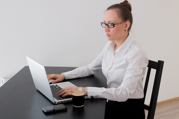 Kaunis liiketoiminnan nainen haaveilee työskennellessään tietokoneella toimistossaan - Valokuva, kuva