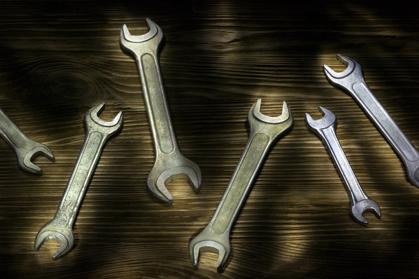Vieilles clés métalliques rouillées sur table en bois
 - Photo, image