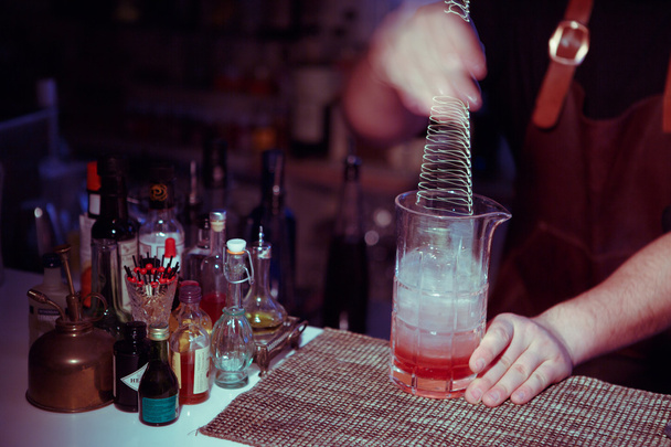 Barman nixed koktajl w szklanym pucharze. - Zdjęcie, obraz