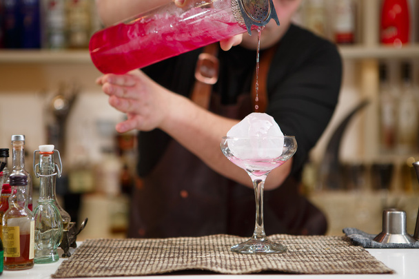 barman versando una bevanda cocktail rosa
 - Foto, immagini