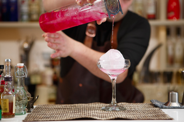 Barman, nalil skleničku růžové koktejlové - Fotografie, Obrázek