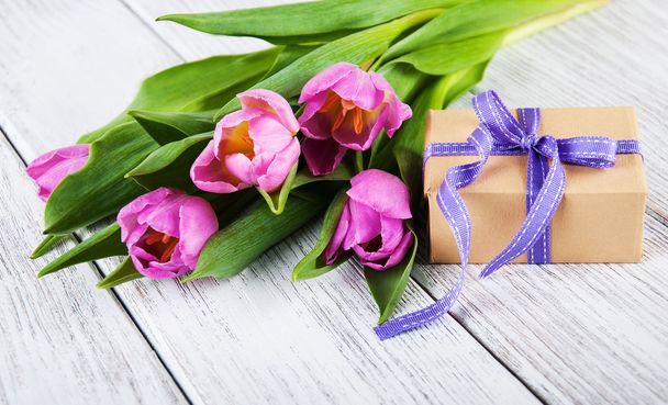 Ramo de tulipanes y caja regalo
 - Foto, imagen