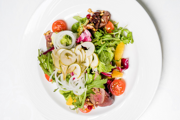 tasty salad with meat - Foto, afbeelding