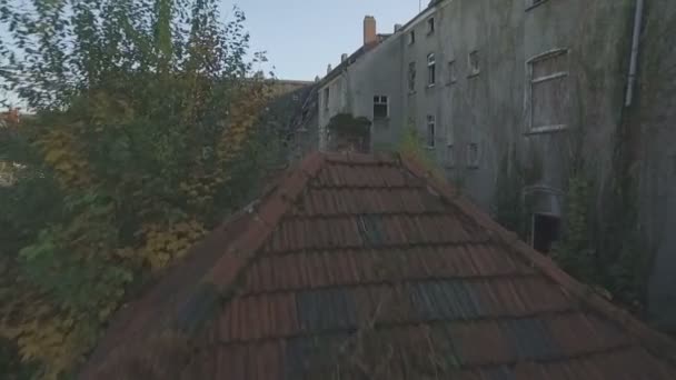 Kömür-maden kasabası içinde terk edilmiş bir dönemin hava Gladbeck, Almanya, yavaş yükselme ileri eski püskü evin üst ve baca üzerinde. - Video, Çekim